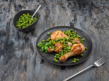 Tavuk budu, yeşil bezelye ve fesleğen yaprağı ile kahvaltı.