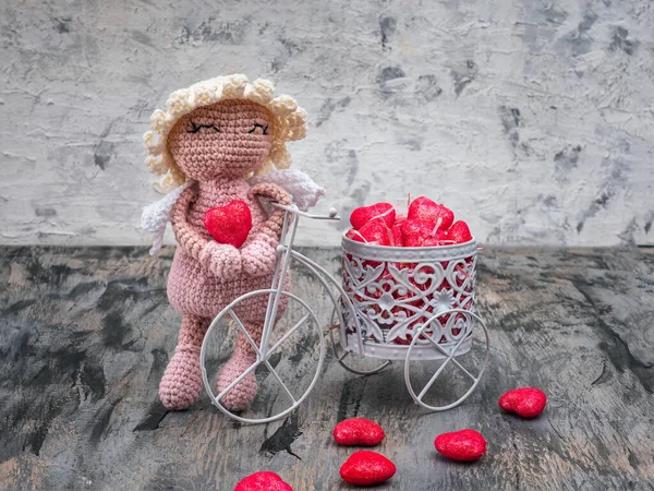 Tarjeta de felicitación del día de San Valentín. Ángel rosa hecho a mano y corazones decorativos — Foto de Stock