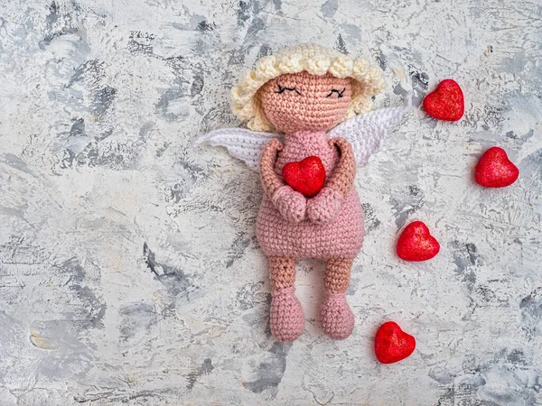 Tarjeta de San Valentín con ángel rosado hecho a mano y corazones — Foto de Stock