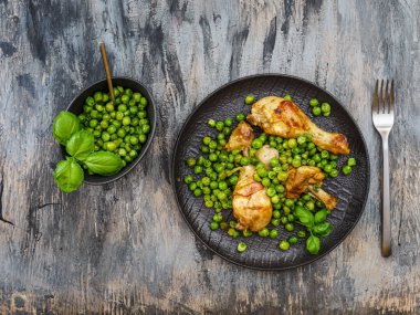 Tavuk budu ve siyah seramik tabakta yeşil bezelyeli hafif kahvaltı.