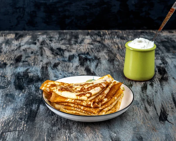 Desayuno casero rápido con crepes y crema en un frasco de barro — Foto de Stock