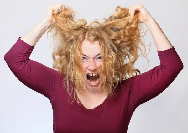 Женщина Кричит Держит Волосы Вверх — стоковое фото