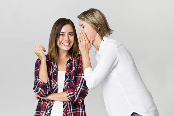 Dos Mujeres Jóvenes Intercambiando Noticias Contaré Secreto Imagen De Stock
