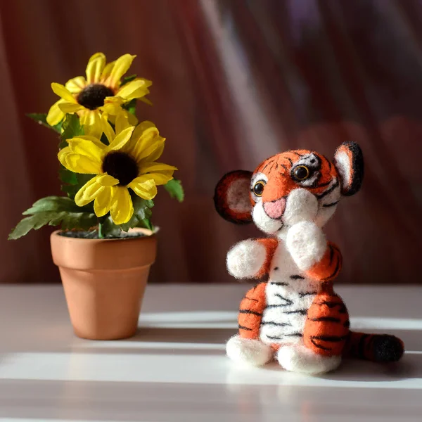 Χαριτωμένο Παιχνίδι Τίγρης Κάθεται Δίπλα Κίτρινα Λουλούδια Σύμβολο Του Έτους — Φωτογραφία Αρχείου
