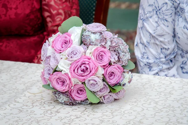 Bukiet Ślubny Duże Różowe Róże Stole — Zdjęcie stockowe