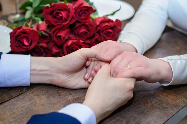 Bruden Och Brudgummen Kärlek Håller Varandras Händer Bordet Bröllopsdagen — Stockfoto