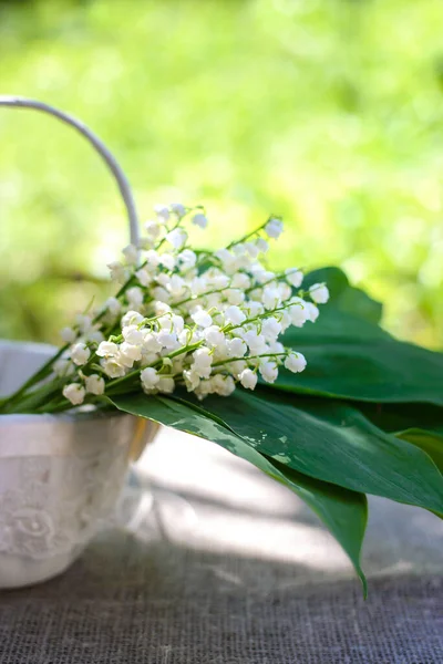 Buquê Primavera Lírios Vale Uma Cesta Decorativa Branca — Fotografia de Stock