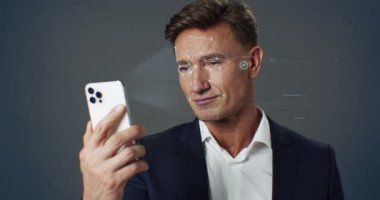 Yüz tanımlama. Biyometrik Yüz Tanıma Güvenlik Sistemi 3D taraması. Modern Teknoloji Kimliği ile Akıllı Telefon Kullanan İşadamı Kimlik Doğrulaması. Siber Koruma Konsepti 4k.