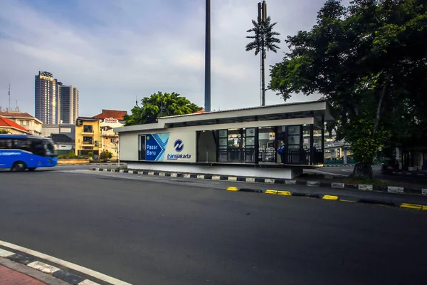 Transjakartaはインドネシアのジャカルタにあるバスの高速輸送システムです 東南アジア初のBrtシステムは ラッシュアワーの交通を削減するための高速公共交通システムを提供するために2004年1月15日に運用を開始しました — ストック写真