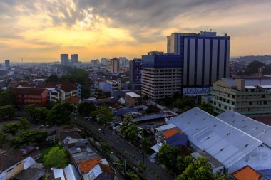 Semarang, Endonezya 'nın Orta Cava eyaletinin başkenti ve en büyük şehridir. Hollanda sömürge döneminde önemli bir limandı ve bugün de önemli bir bölgesel merkez ve limandır..