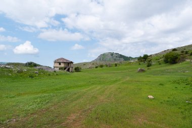 Arnavutluk 'un Dajti dağlarındaki harabe bina