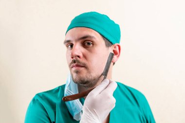 Elinde usturası olan komik bir doktor..