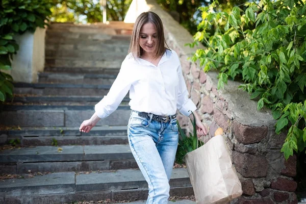 Schöne Mädchen Mit Einer Papiertüte Mit Lebensmitteln Hochwertiges Foto — Stockfoto