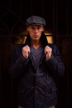 Paltolu ve şapkalı bir adam şehirde yürüyor. Yüksek kalite fotoğraf