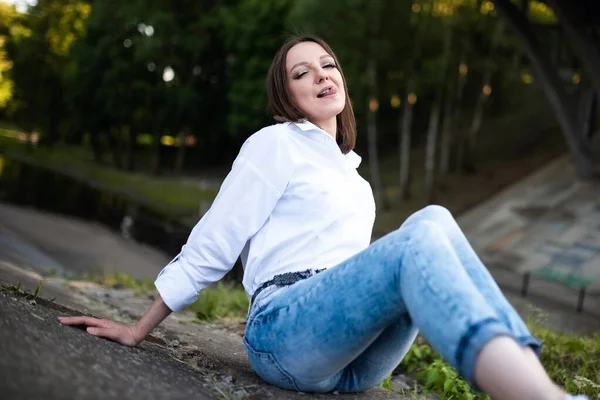 Menina Bonita Jeans Uma Blusa Branca Foto Alta Qualidade — Fotografia de Stock