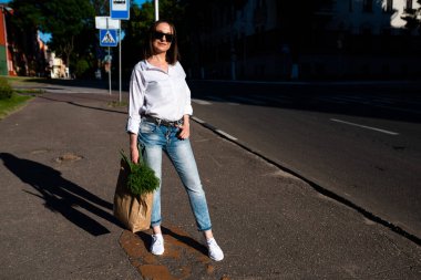 Elinde poşet dolusu yiyecek olan güzel bir kız. Yüksek kalite fotoğraf