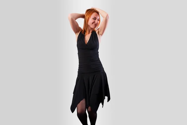 黒のドレスに戻るダンスで美しい女の子 灰色の背景に 高品質の写真 — ストック写真