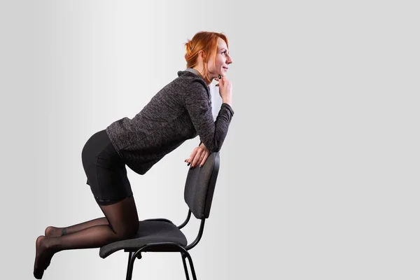 Kadını Gri Arka Planda Ofis Sandalyesinde Diz Çöküyor Yüksek Kalite — Stok fotoğraf