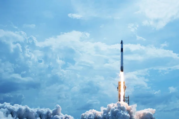 在蓝天和太阳的背景下发射空间火箭 这张照片的内容是由Nasa提供的 高质量的照片 — 图库照片
