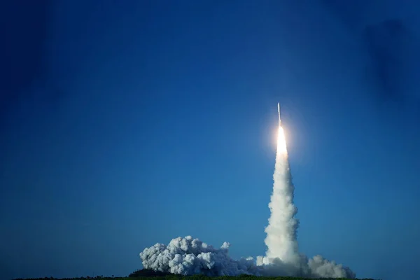 Mavi gökyüzü ve güneşin arka planında uzay roketini kaldırın. Bu görüntünün elementleri NASA tarafından döşendi. Yüksek kalite fotoğraf
