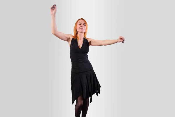 Hermosa Chica Vestido Negro Nuevo Bailando Sobre Fondo Gris Foto —  Fotos de Stock