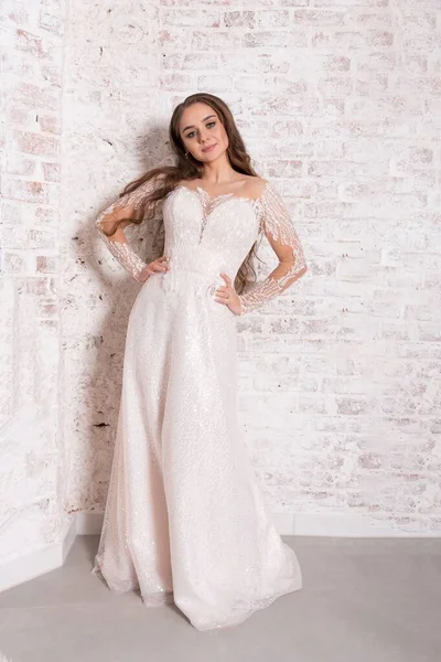 Невеста Белом Платье Кирпичной Стены Высокое Качество Фото — стоковое фото