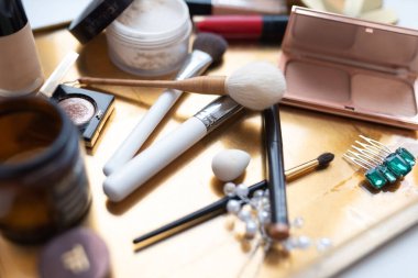 Kozmetik ve makyaj fırçaları masanın üstünde. Yüksek kalite fotoğraf