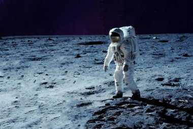 Galaktik arka planı olan Ay 'daki astronot. Bu görüntünün elementleri NASA tarafından döşendi. Yüksek kalite fotoğraf