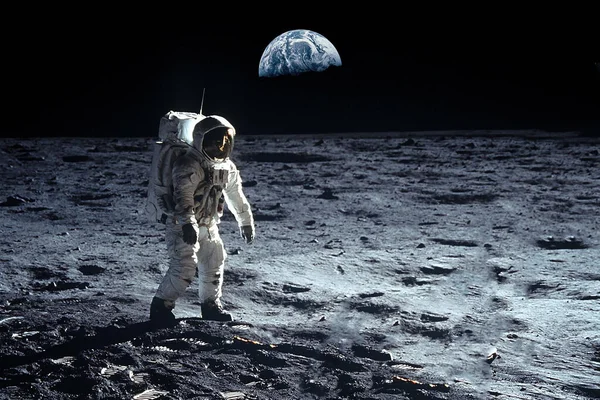 Astronauta Księżycu Tle Ziemi Elementy Tego Obrazu Zostały Dostarczone Przez — Zdjęcie stockowe