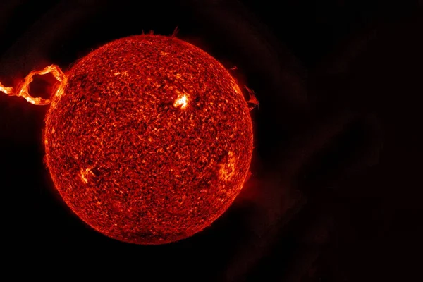 Soarele din spațiu pe un fundal întunecat. Elemente ale acestei imagini furnizate de NASA — Fotografie, imagine de stoc