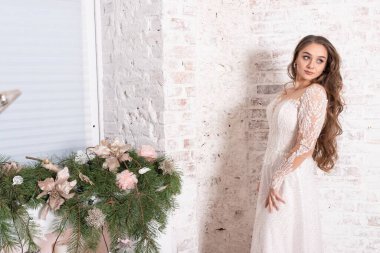 Tamamen büyümüş gelin, yapay bir şöminenin arka planında. Yüksek kalite fotoğraf