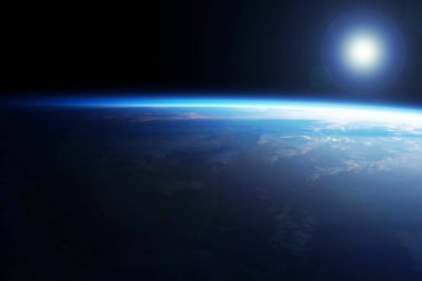 Uzaydan yeryüzüne şafak söktü. Bu görüntünün elementleri NASA tarafından döşendi. Yüksek kalite fotoğraf