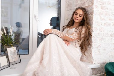 Pencere pervazında bir kadeh şarap olan gelin. Yüksek kalite fotoğraf