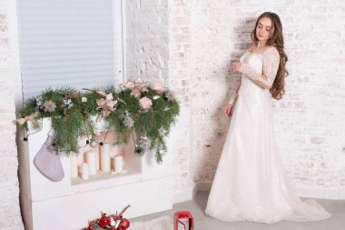 Tamamen büyümüş gelin, yapay bir şöminenin arka planında. Yüksek kalite fotoğraf