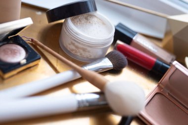 Kozmetik ve makyaj fırçaları masanın üstünde. Yüksek kalite fotoğraf