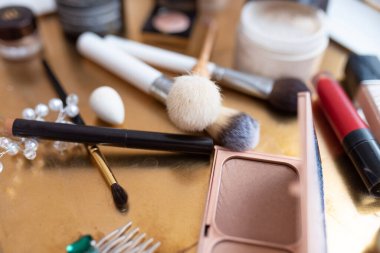 Kozmetik ve makyaj fırçaları masanın üstünde. Yüksek kalite fotoğraf