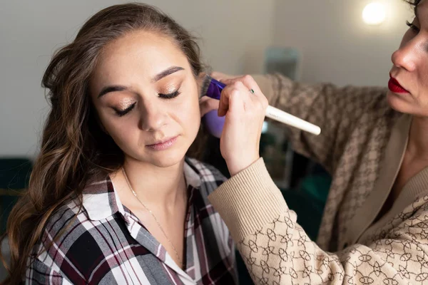 Makeup Καλλιτέχνης Εφαρμογή Ίδρυμα Για Κορίτσι Ένα Πινέλο Στο Πρόσωπό — Φωτογραφία Αρχείου