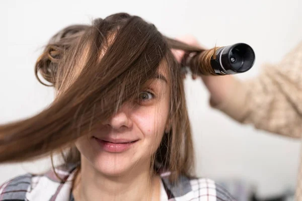 Stylisten Lockar Flickans Hår Med Locktång Högkvalitativt Foto — Stockfoto