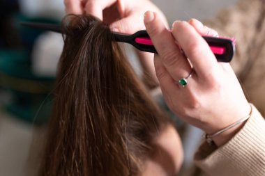 Tarak şeklinde saçlar, ayrılık saçı. Yüksek kalite fotoğraf