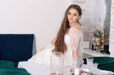 Saçları dalgalı gelin, masanın üstünde. Yüksek kalite fotoğraf