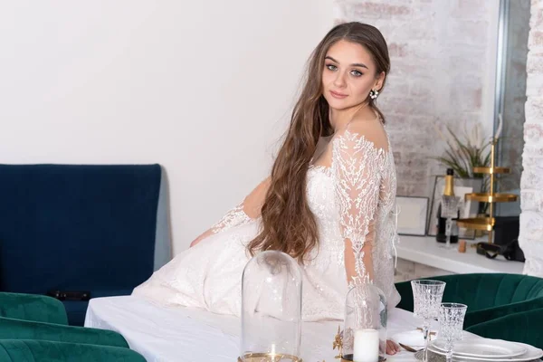 Saçları dalgalı gelin, masanın üstünde. Yüksek kalite fotoğraf