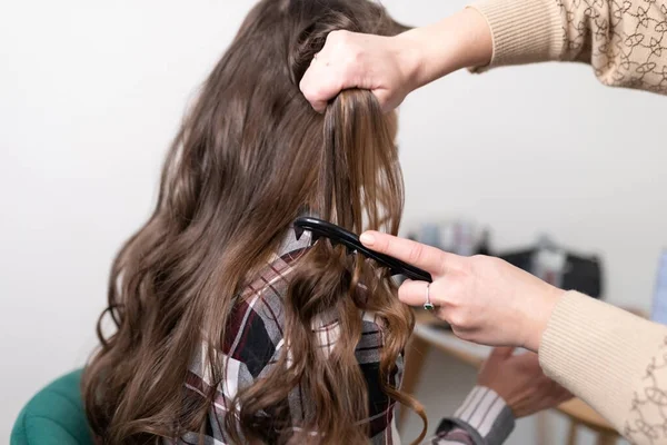 Stylistin Macht Haardauerwelle Für Mädchen Hochwertiges Foto — Stockfoto