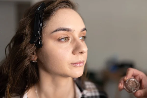 Makeup Καλλιτέχνης Εφαρμογή Σκιά Ματιών Στο Κάτω Βλέφαρο Ενός Κοριτσιού — Φωτογραφία Αρχείου