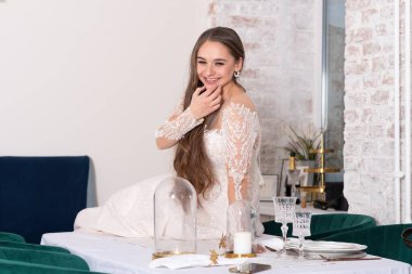 Saçları dalgalı gelin, masanın üstünde. Yüksek kalite fotoğraf