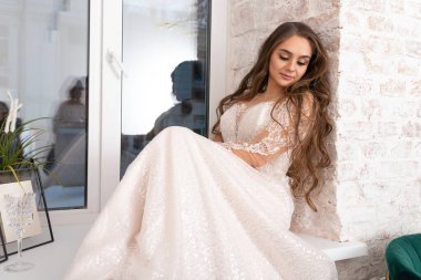 Pencere pervazında bir kadeh şarap olan gelin. Yüksek kalite fotoğraf