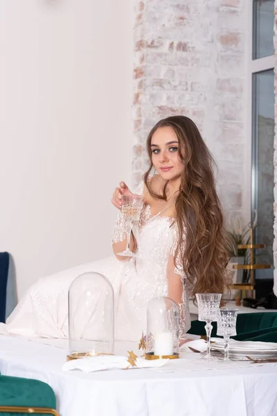 Bruid Met Golvend Haar Tafel Met Een Glas Wijn Hoge — Stockfoto