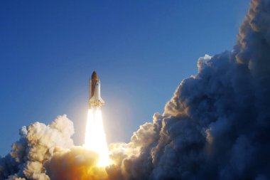 Mavi gökyüzü ve güneşin arka planında uzay roketini kaldırın. Bu görüntünün elementleri NASA tarafından döşendi. Yüksek kalite fotoğraf