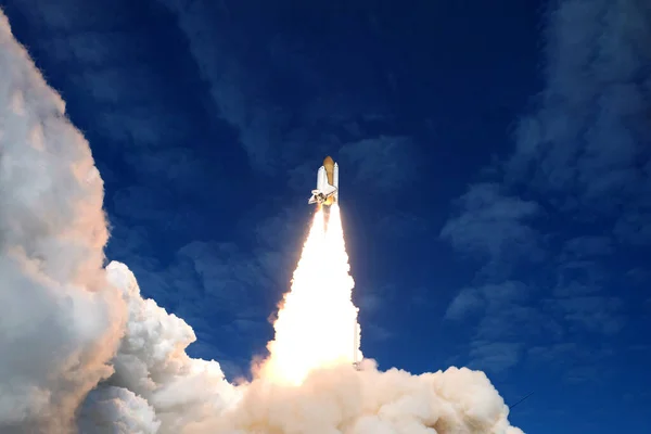 Vedd Űrrakétát Kék Nap Hátterében Kép Egyes Elemeit Nasa Bocsátotta — Stock Fotó