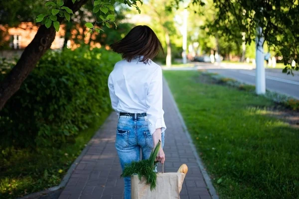 Schöne Mädchen Mit Einer Papiertüte Mit Lebensmitteln Hochwertiges Foto — Stockfoto
