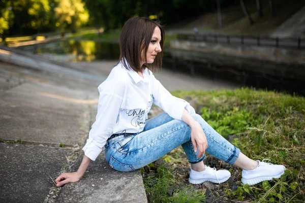 Schöne Mädchen Jeans Und Weißer Bluse Hochwertiges Foto — Stockfoto